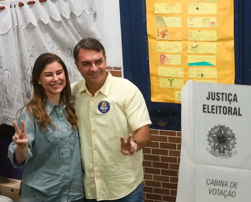 Ao votar no Rio de Janeiro, Flávio diz que representa a mudança